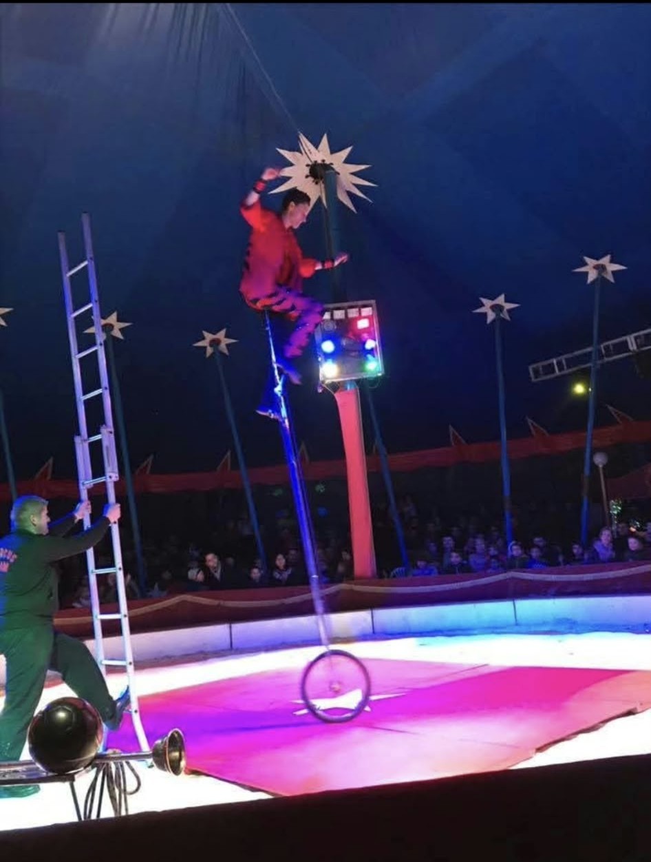 Josef auf dem Riesen-Einrad hoch über der Manege des Weihnachtscircus