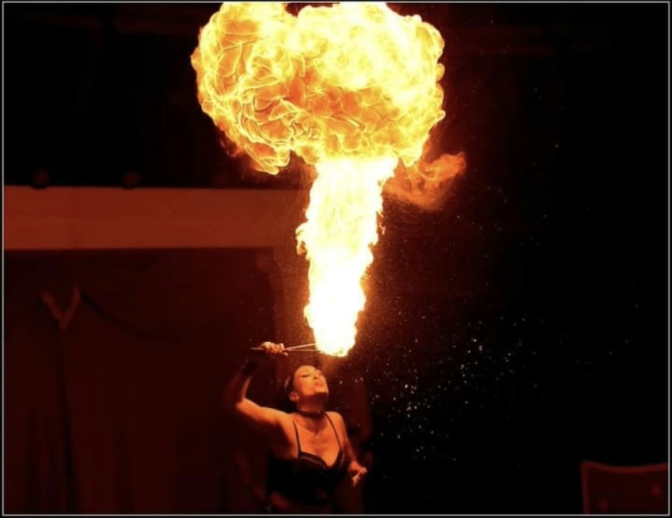 Aura aus Italien spuckt einen großen Feuerball in die Luft