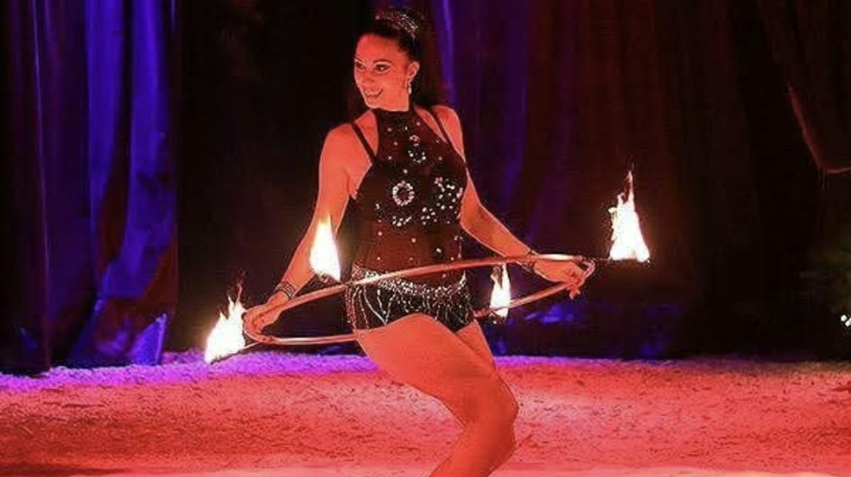Aura aus Italien tanzt mit einem brennenden Hula-Hoop-Reifen