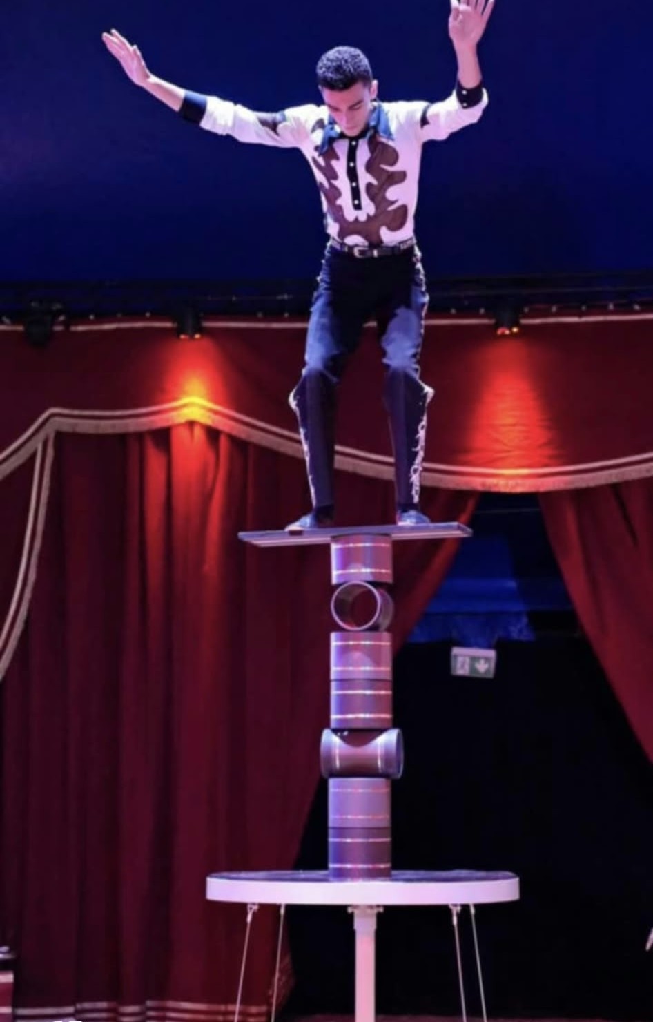 Josef Jr. aus Tschechien balanciert auf einem Turm aus Rollen und Brettern