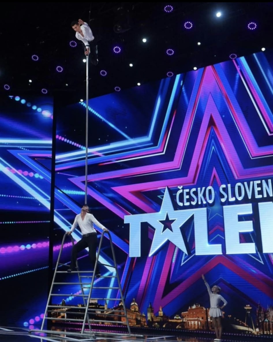 Wertheim Family aus Tschechien balanciert auf einer freistehenden Leiter bei Česko Slovensko má talent